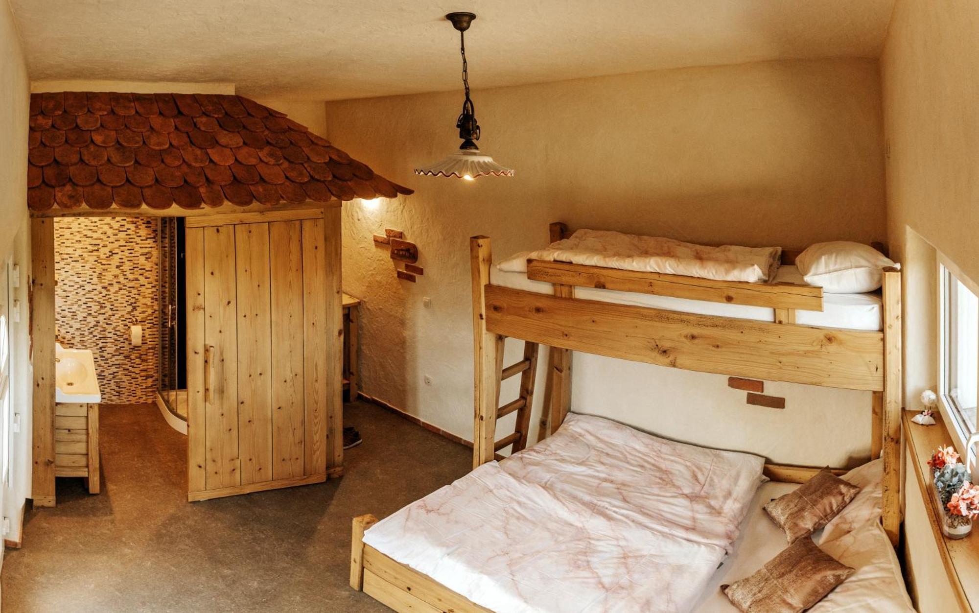 ホテル Gostilnica Orle - Sleeping In The Tower Škofljica エクステリア 写真