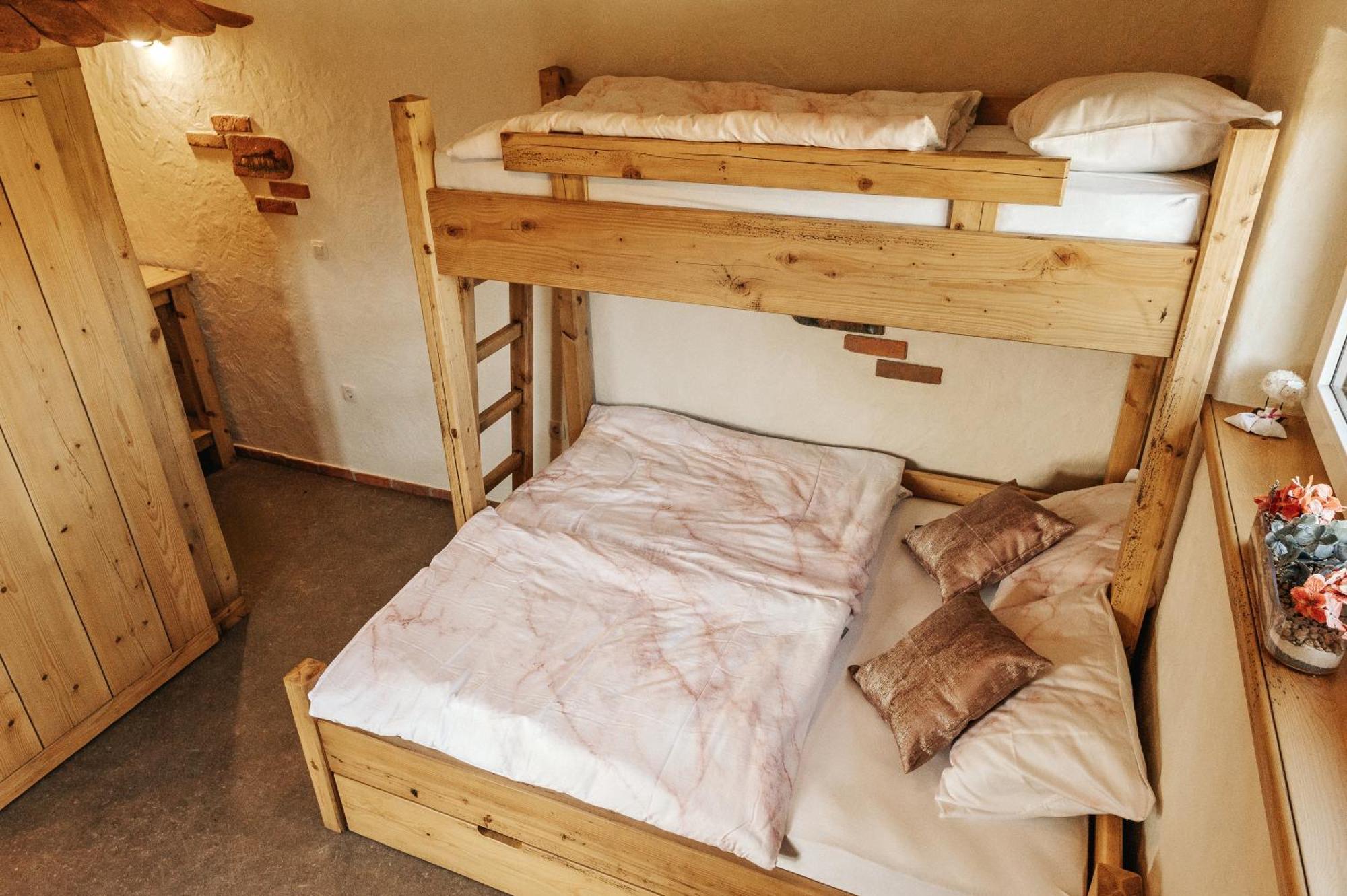 ホテル Gostilnica Orle - Sleeping In The Tower Škofljica エクステリア 写真